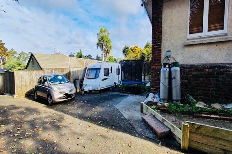 Photo of property in 1/8 Golf Road, New Lynn, Auckland, 0600