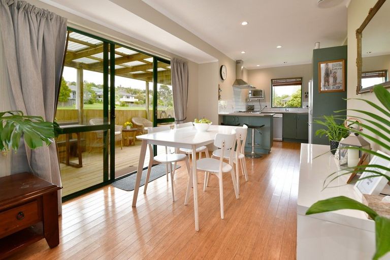 Photo of property in 1/12 Knott Road, Stanmore Bay, Whangaparaoa, 0932