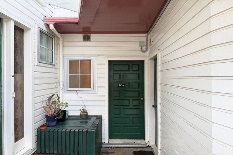 Photo of property in 10 Westview Grove, Miramar, Wellington, 6022