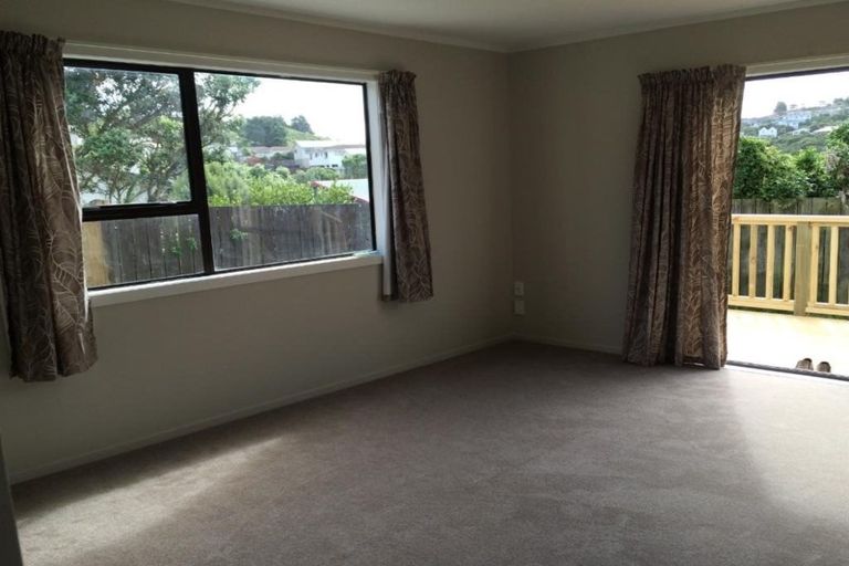 Photo of property in 33a Sunhaven Drive, Newlands, Wellington, 6037