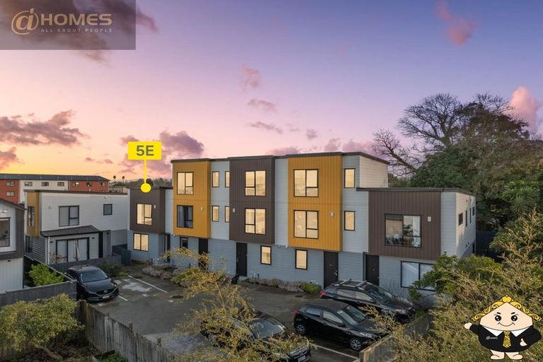 Photo of property in 5e Beach Road, Te Atatu Peninsula, Auckland, 0610