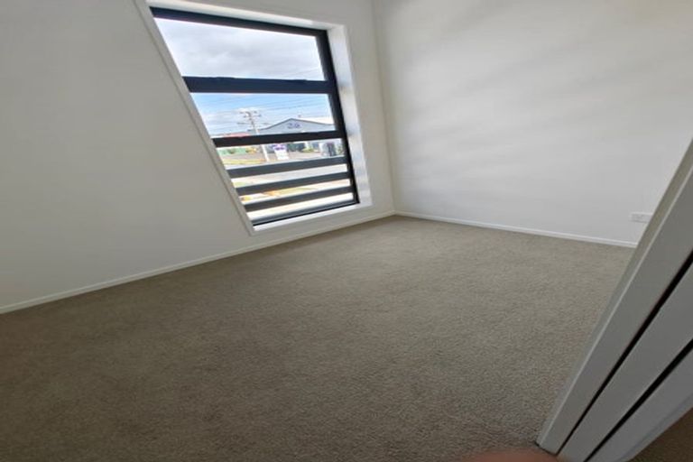 Photo of property in 4 Rauemi Way, Te Atatu South, Auckland, 0610