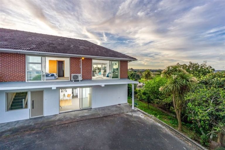 Photo of property in 2/46 Gill Avenue, Te Atatu Peninsula, Auckland, 0610