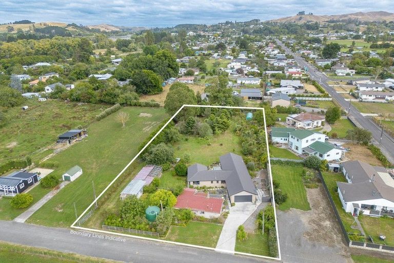 Photo of property in 11 Rathbone Street, Waipawa, 4210