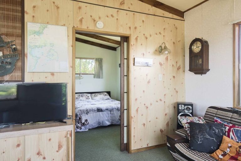 Photo of property in 1437 Whangaparaoa Road, Army Bay, Whangaparaoa, 0930