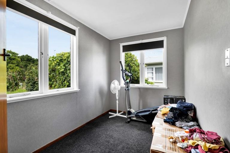 Photo of property in 1 Pacey Avenue, Hawera, 4610