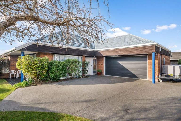 Photo of property in 18 Claverley Gardens, Avonhead, Christchurch, 8042