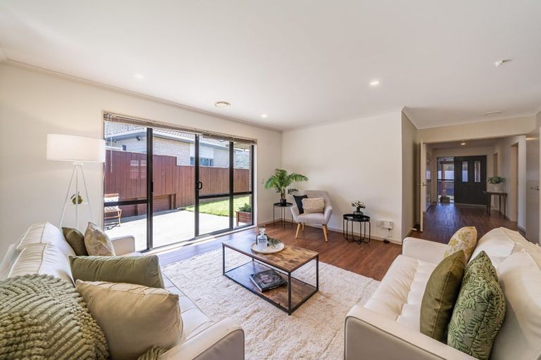 Photo of property in 6 Mcewen Crescent, Riverstone Terraces, Upper Hutt, 5018