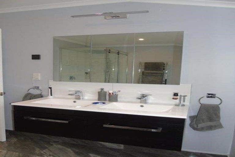 Photo of property in 26 Ramphal Terrace, Khandallah, Wellington, 6035