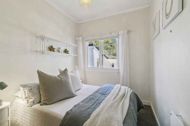 Photo of property in 281 Queens Drive, Lyall Bay, Wellington, 6022