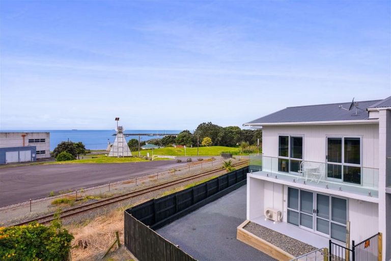 Photo of property in 38d Breakwater Road, Moturoa, New Plymouth, 4310
