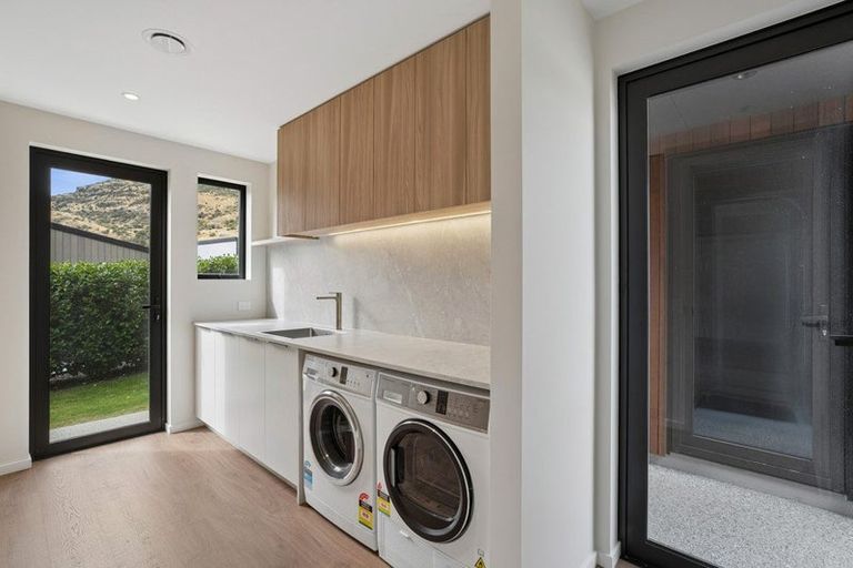 Photo of property in 6 Red Deer Rise, Kelvin Heights, Queenstown, 9300