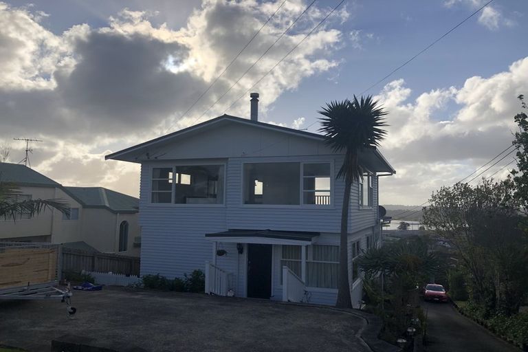 Photo of property in 1/146 Sunset Road, Unsworth Heights, Auckland, 0632