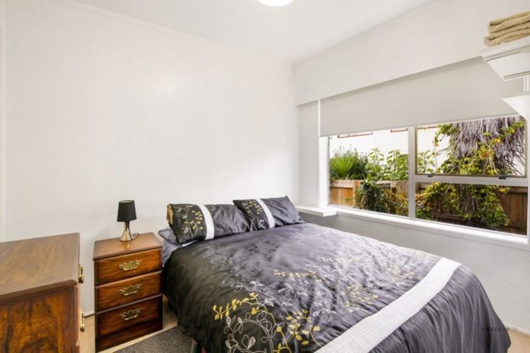 Photo of property in 1/15 Lancelot Place, Glenfield, Auckland, 0629