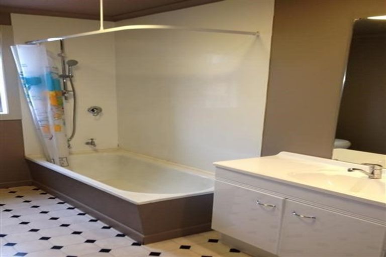 Photo of property in 15 Marsh Avenue, Forrest Hill, Auckland, 0620