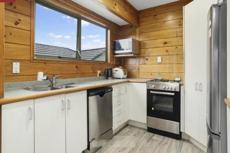 Photo of property in 5 Loughanure Place, Massey, Auckland, 0614
