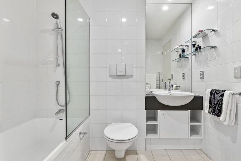 Photo of property in Sanctum Apartment, 10 Ebor Street, Te Aro, Wellington, 6011