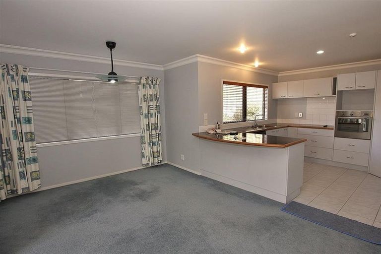 Photo of property in 16a Kilsyth Way, East Tamaki Heights, Auckland, 2016