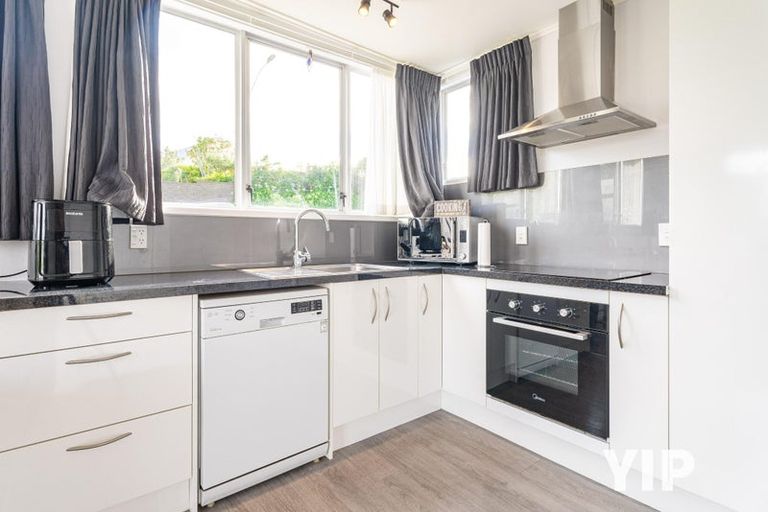 Photo of property in 24u1 Horokiwi Road West, Newlands, Wellington, 6037