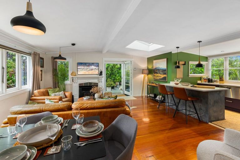 Photo of property in 9 Otitori Bay Road, Titirangi, Auckland, 0604