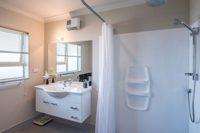 Photo of property in 6 Mahana Road, Paraparaumu Beach, Paraparaumu, 5032