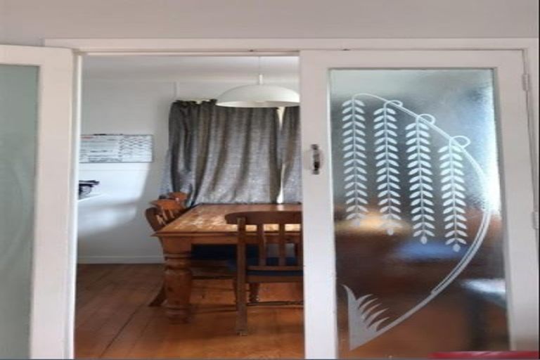 Photo of property in 5 Murray Road, Te Atatu Peninsula, Auckland, 0610