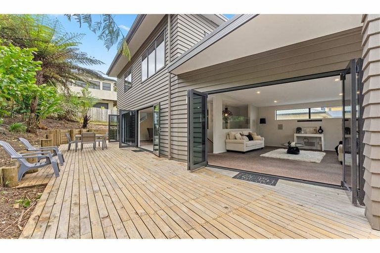Photo of property in 21 Mariners View Road, Beach Haven, Auckland, 0626