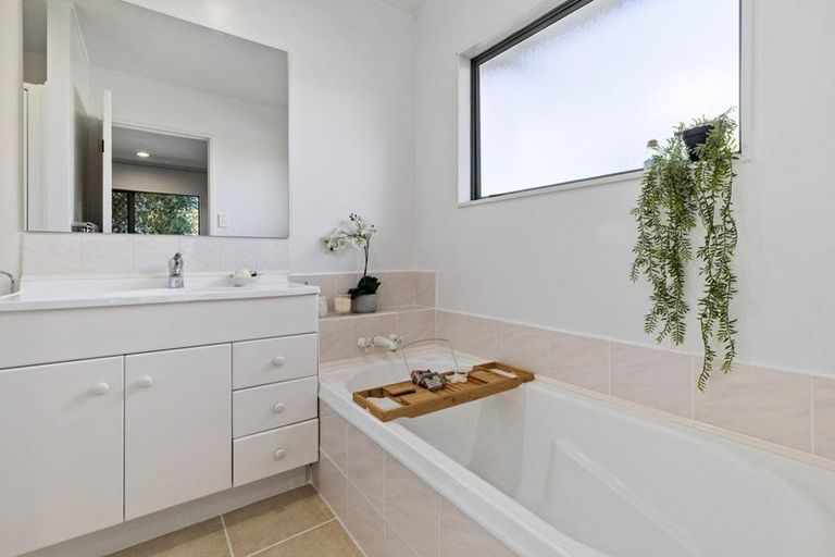 Photo of property in 18 Edgeworth Road, Glenfield, Auckland, 0629
