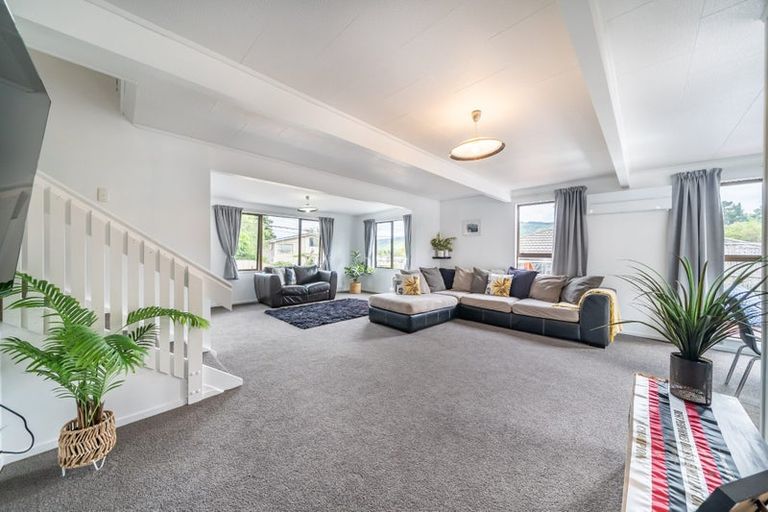 Photo of property in 1 Garth Lane, Maoribank, Upper Hutt, 5018