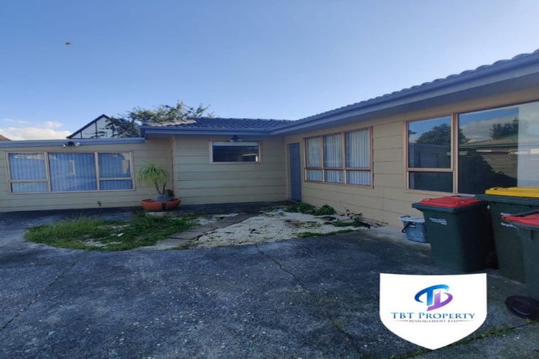 Photo of property in 2/41 Challen Close, Conifer Grove, Takanini, 2112