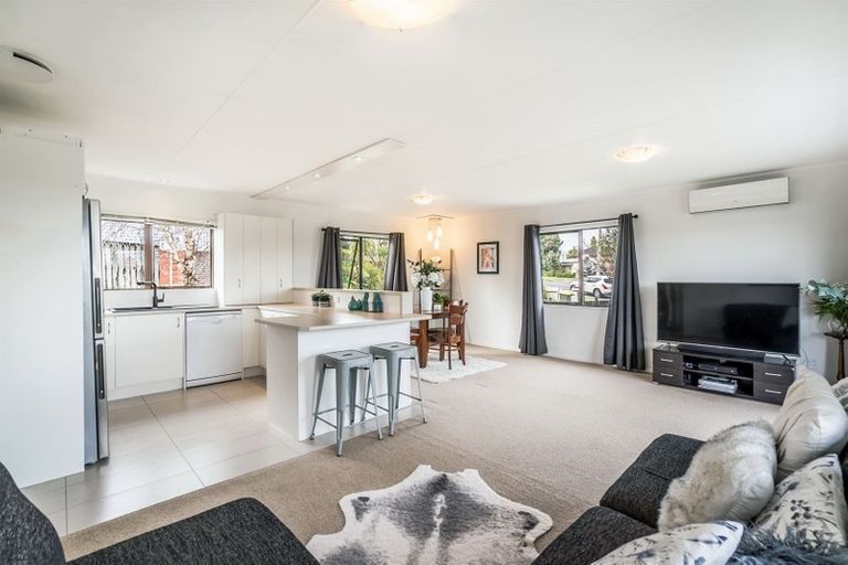 Photo of property in 2/7 Matipo Road, Te Atatu Peninsula, Auckland, 0610