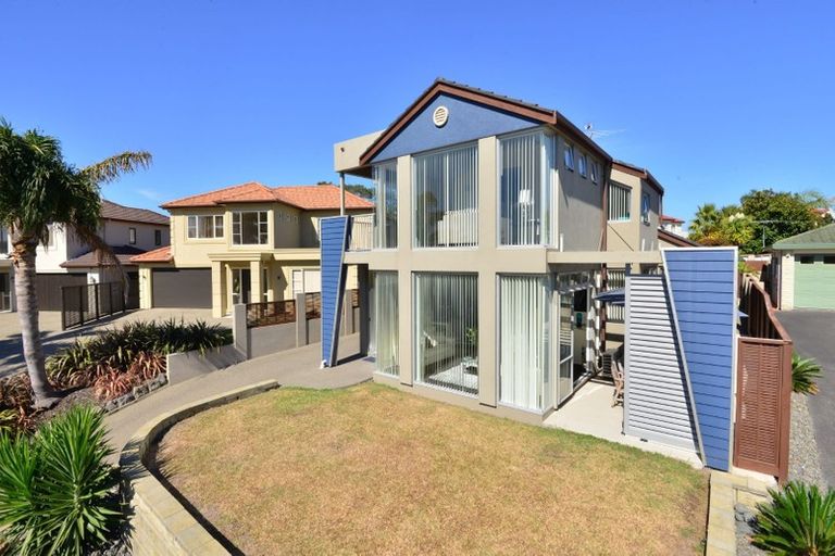 Photo of property in 10 Lupetti Rise, West Harbour, Auckland, 0618