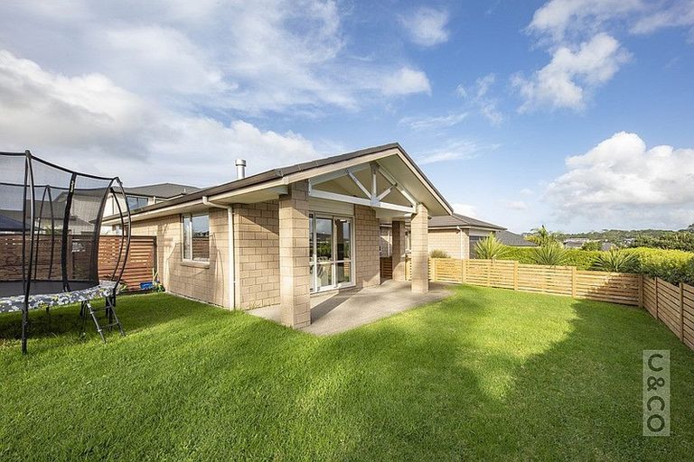 Photo of property in 124 Pohutukawa Parade, Riverhead, 0820