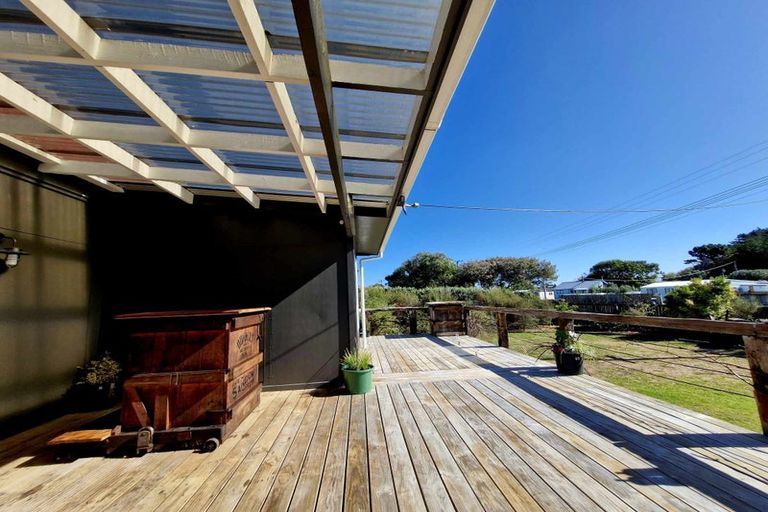 Photo of property in 1927 Parewanui Road, Parewanui, Bulls, 4894