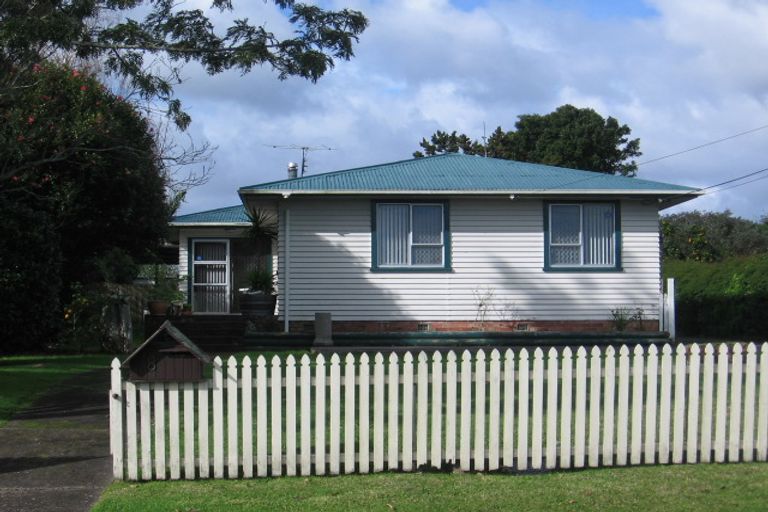 Photo of property in 8 Edgerton Road, Te Atatu Peninsula, Auckland, 0610
