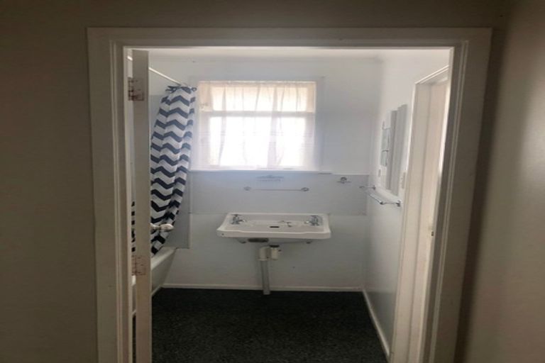 Photo of property in 6 Taipari Road, Te Atatu Peninsula, Auckland, 0610