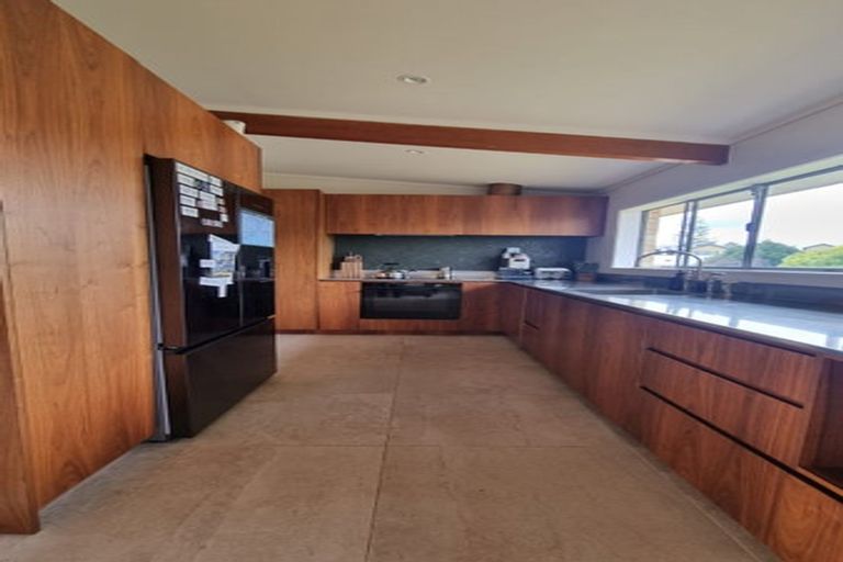 Photo of property in 15 Dawnhaven Drive, Te Atatu Peninsula, Auckland, 0610