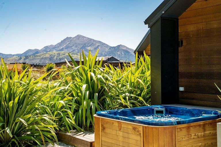 Photo of property in 19 Glenaray Crescent, Wanaka, 9305