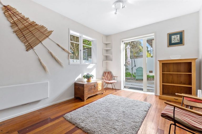 Photo of property in 22 Tiri Road, Milford, Auckland, 0620