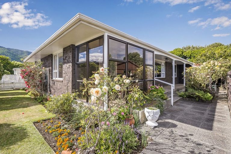 Photo of property in 48a Ngaio Road, Waikanae, 5036