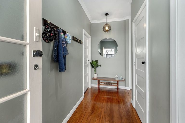 Photo of property in 18 Raumati Terrace, Khandallah, Wellington, 6035