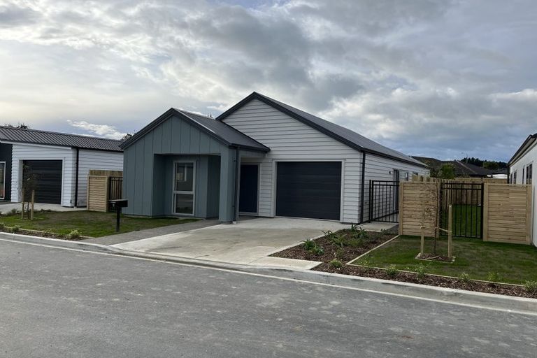Photo of property in 18 Koru Loop, Paraparaumu, 5032
