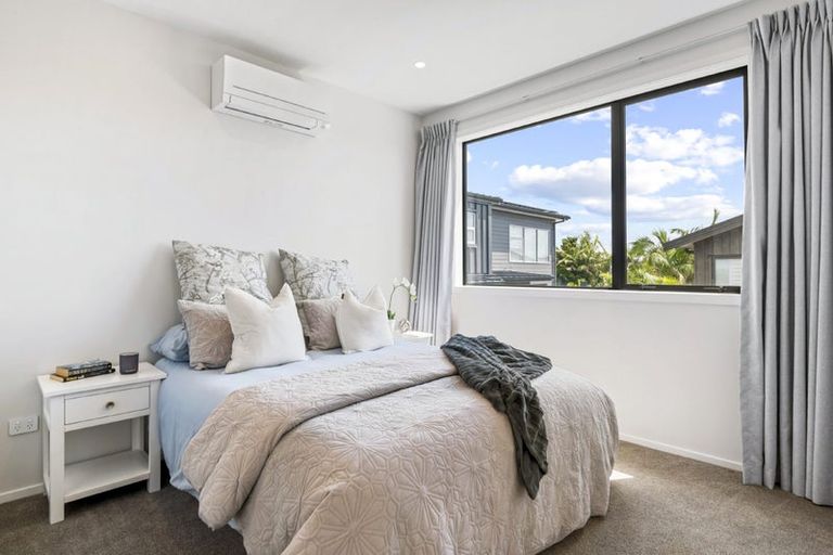 Photo of property in 43 Knights Road, Rothesay Bay, Auckland, 0630