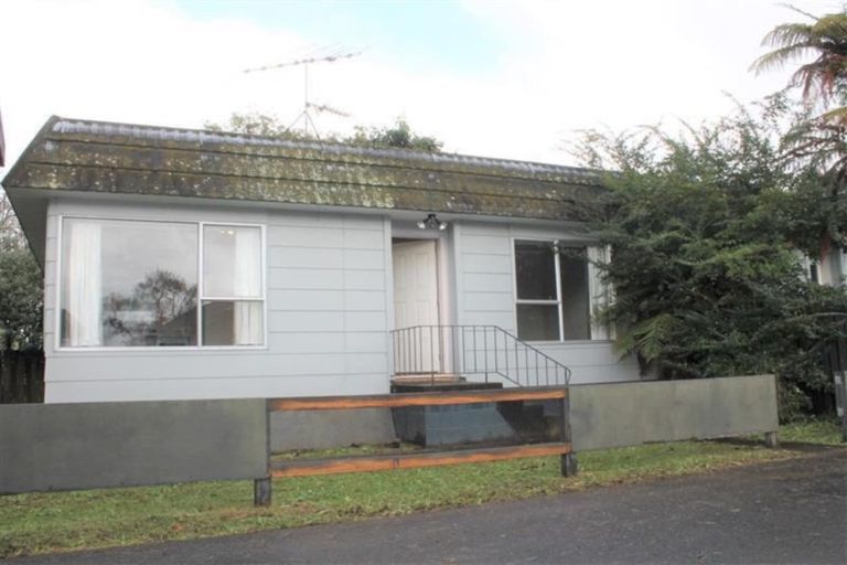 Photo of property in 2/17 Sharivari Place, Conifer Grove, Takanini, 2112