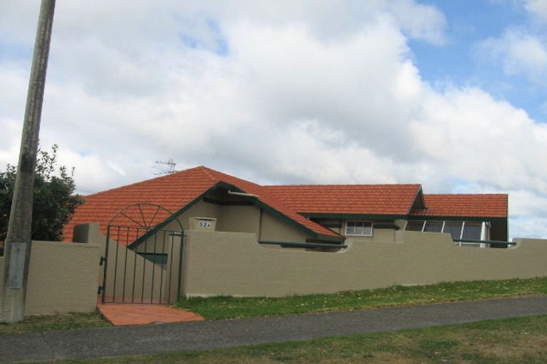 Photo of property in 52 Akaroa Drive, Maupuia, Wellington, 6022