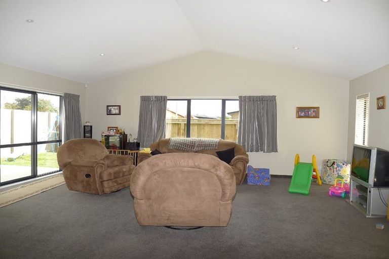 Photo of property in 100 Guildford Drive, Paraparaumu Beach, Paraparaumu, 5032