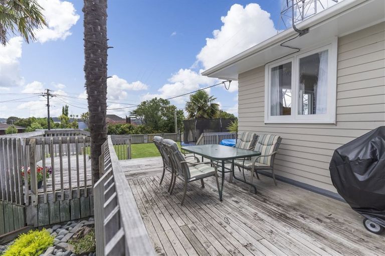 Photo of property in 11 Paton Avenue, Te Atatu South, Auckland, 0610