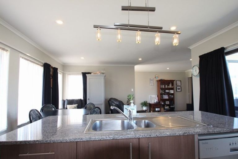 Photo of property in 11 Montague Grove, Stratford, 4332