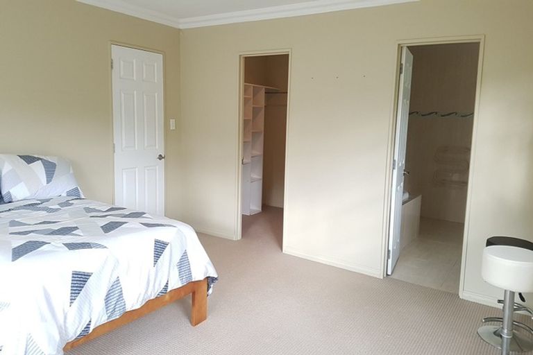 Photo of property in 11 Cobblestone Lane, Hillcrest, Auckland, 0627