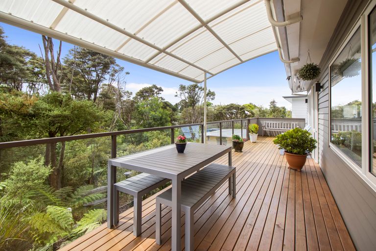 Photo of property in 4 Mccahon Place, Titirangi, Auckland, 0604